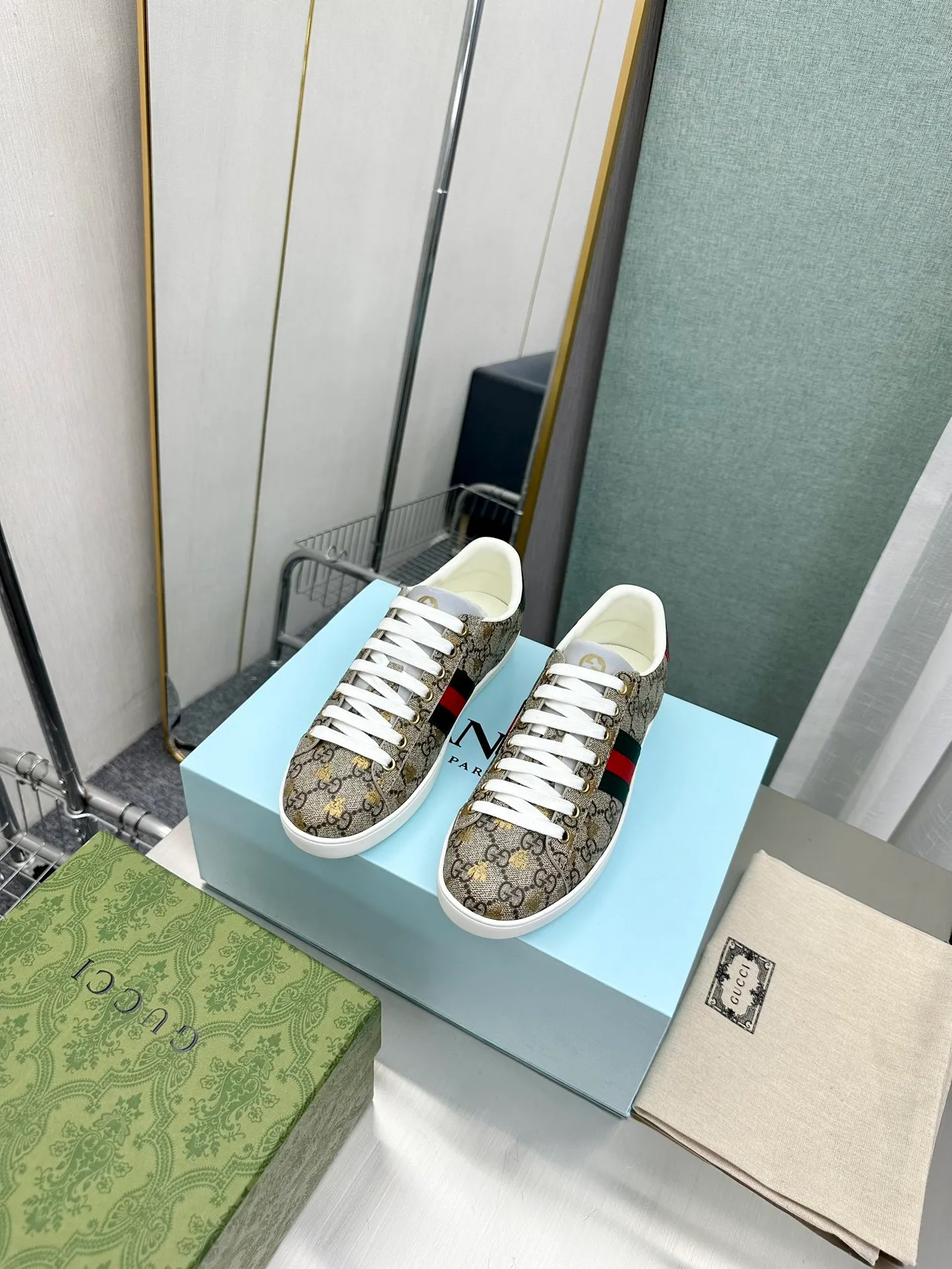 👟👟Ex-factory price 540👟👟 Men's size +10 Top version: Gucci G family classic Ace series Embroidery Little Bee White Shoes Couple Style Ribbon Love Casual Sports Shoes Sneakers Original Purchase Development Production This brand's classic low-top sports shoes interweave golden embroidered bees with red and green webbing. The bee is a classic element of the brand. It appeared in the Gucci ready-to-wear series in the 1970s. Exquisite packaging at the delivery counter🛍📦 ▪️Fabrics: Original custom imported first-layer cowhide ▪️Foots: Original custom cowhide lining ▪️Sole: Original open-molded rubber non-slip material ▪️Sole thickness: 2.5CM ▪️Size: Women's 34-41 (customized 34/41) ▪️Size: Men's 38-46 (38/46 customized)
